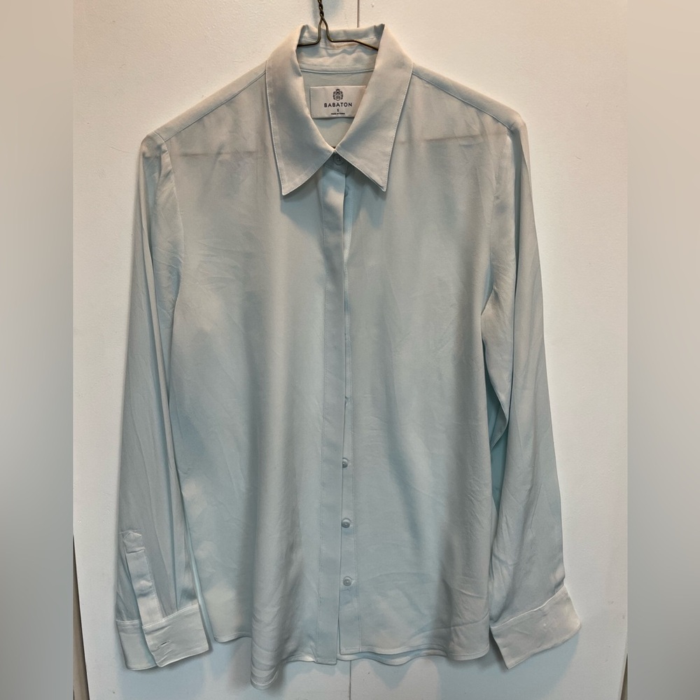 Babaton essential silk shirt in baby blue - small